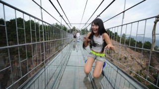 【崩壊の予感】中国で完成したばかりの全面シースルー吊橋、観光客がコップを落としてさっそくヒビが入る（画像有）