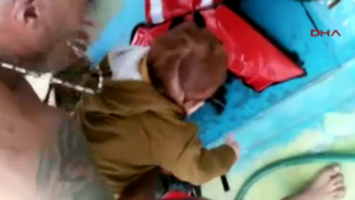 エーゲ海で漂流していた赤ん坊救出映像 ヤラセ臭いと話題に…ヨーロッパ、中東シリア難民(動画アリ)