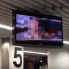 ポルトガルのリスボン空港でハメハメしてるavがモニターに流れるハプニング映像