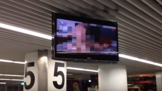 ポルトガルのリスボン空港でハメハメしてるavがモニターに流れるハプニング映像