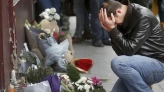 100人が銃殺されるなか 死んだふり をして助かった美人女性(22歳)が話題 ※画像アリ …パリ同時多発テロ事件