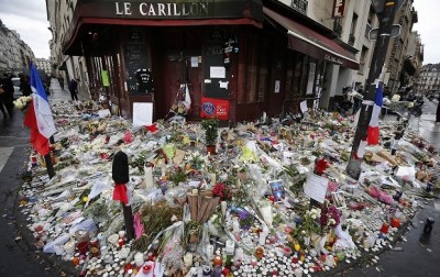 ﾃﾛﾘｽﾄ vs ｴﾛﾘｽﾄ In パリ …マドンナが同時テロ追悼広場でゲリラライブ（動画アリ）