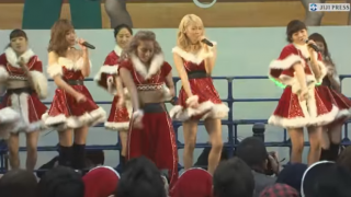 E-girls ミニスカサンタコスプレ新宿駅前サプライズライブ「Merry × Merry Xmas★」の様子（動画）