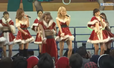 E-girls ミニスカサンタコスプレ新宿駅前サプライズライブ「Merry × Merry Xmas★」の様子（動画）
