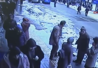 頭上に大量の落雪 通行人が生き埋めになる衝撃の瞬間映像 / トルコ