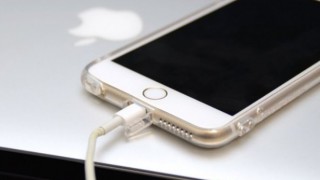 iPhone6Plusが突然発火 ベッド上で充電は要注意…なぜか話題にならない日本国内で大量の発火報告