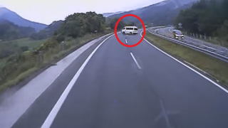 高速道路で人が外に投げ出される瞬間を捉えた恐怖の事故車載映像 ※動画・GIF※