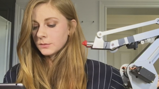 口紅を自動で塗ってくれるアームロボットの有能すぎる仕事っぷりをご覧くださいｗｗｗ ※動画・GIF※