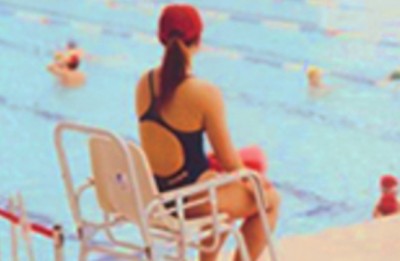 【画像】プール監視員してる水着女子の身体がけしからんｗｗｗｗｗｗ