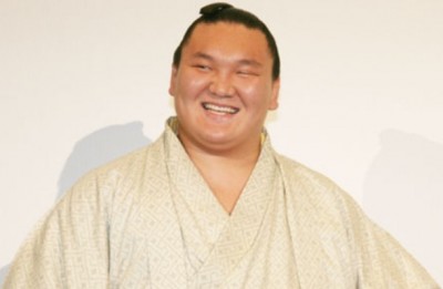 白鵬が怖い・・・完全にヒールに＜動画像・GIF＞白鵬ブチ切れ 嘉風を土俵外からぶん投げ