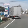 【ドラレコ】左折するトラックの白バイ巻き込み事故 これはどちらが悪い？【車載カメラ映像】