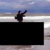 クジラの死骸上でガッツポーズ 写真コンテスト最優秀作品が酷すぎる＜画像＞北海道立オホーツク流氷科学センター写真コンテスト