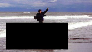 クジラの死骸上でガッツポーズ 写真コンテスト最優秀作品が酷すぎる＜画像＞北海道立オホーツク流氷科学センター写真コンテスト