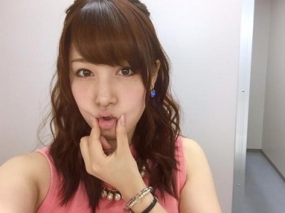 首に息を吹きかけられて感じちゃう女子アナ＜GIF画像＞鷲見玲奈（すみれいな）アナの乳が机に乗る瞬間動画ほか