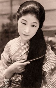 wpid-32AC41DE00000578-3516035-Country_to_country_The_pictures_like_this_one_of_Japanese_woman_-m-45_1459430327968.jpg