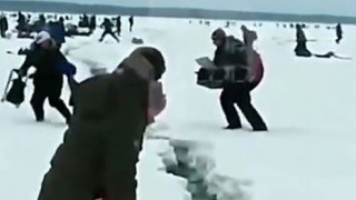 凍った湖で釣り中に突然氷が割れ始めるパニック映像