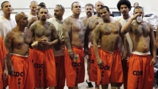 刑務所で囚人たちに輪姦されたブラジル人格闘家の姿