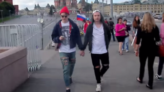 ロシアで男同士が手を繋いで歩いてるとこうなる＜隠し撮り映像＞ロシア人の反応を検証