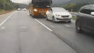 韓国バス追突事故 大惨事の瞬間＜車載カメラ映像＞20代女性4人が死亡 前方の車が事故を偶然撮影
