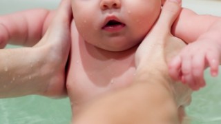 【悲報】ママギャルさん赤ちゃんを風呂に入れて放置【画像あり】
