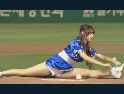 実況大興奮ｴﾛ過ぎる中国人アイドルの春麗コスプレ始球式 → GIFと動画