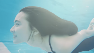 プールで水着美少女を飼育「養って」と求めるウナ子（佐々木萌詠）志布志市うなぎ養殖PR擬人動画「UNAKO」に物議