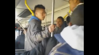 【悲報】アジア人が黒人の子供たちにバスの中でフルボッコ