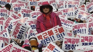 【緊急】韓国100万人デモで日本語の旗が振られている件