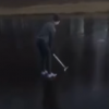 【完璧なコント】氷上ゴルフする人に笑いの神が舞い降りた瞬間→ 動画