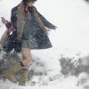 まるでコント 雪道で転びまくる女子高生がカワイイと話題に →GIFと動画