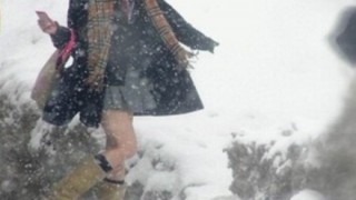 まるでコント 雪道で転びまくる女子高生がカワイイと話題に →GIFと動画