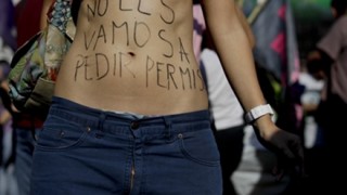 アルゼンチン女性ら怒りの『裸デモ』の様子＜動画像＞男はいいのに女が駄目なのは差別だ！