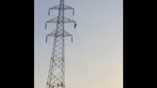 【不死身か】３万ボルトの電線に触れ感電した男性の姿＜動画とGIF＞30mの高さから落下し生還 自力で立ち上がる
