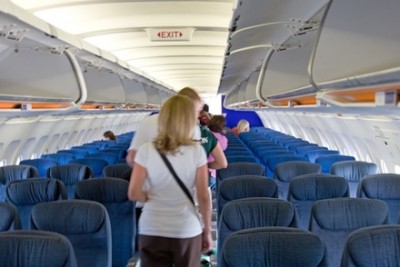 飛行機で『真ん中の席』に座りたくなる画期的なシートが話題 →画像