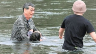 スーパードクター爺 川に飛び込み男児を救助する映像がカッコよすぎる(ﾟ∀ﾟ)