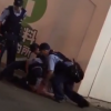 【やり過ぎ？】警察さん男性を押さえ付けながら３回ひざ蹴り →GIfと動画