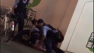 【やり過ぎ？】警察さん男性を押さえ付けながら３回ひざ蹴り →GIfと動画