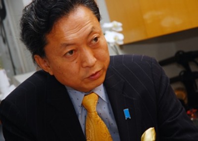 鳩山由紀夫「家の前で右翼が『日本から出てけ』と叫んでいた。言論も自由なら住むのも自由」」