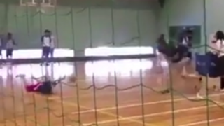 バレーボール部員に繰り返しボールをぶつける男性教諭 →動画とGIf