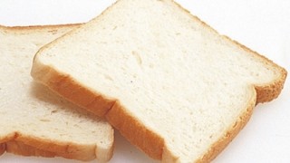 女性教員が児童にカビ生えたパンを無理やり食べさせる