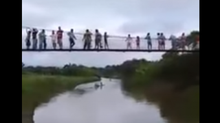 【惨事】吊り橋が重さに耐えきれず30人が一斉にドボン！ ※GIfと動画※