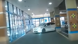 【動画】一方通行の駐車場を逆走するDQNさん ブチキレるｗｗｗｗｗｗ
