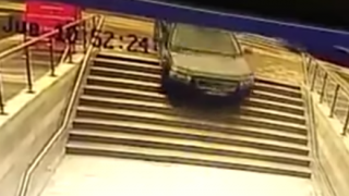 【ま～んさん】地下駐車場と勘違い地下鉄の階段に突入した結果 →GIfと動画