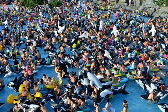 PAY-People-Crowd-At-Water-Park (4)
