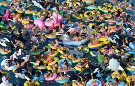 PAY-People-Crowd-At-Water-Park (7)