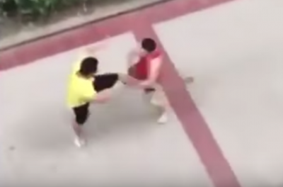 【喧嘩】顔面キックで痙攣ピクピク オラついた柔道部VS.動くの早い族 →GIFと動画