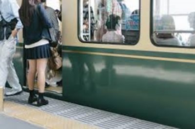 【画像】1年間も同じ女子高生を痴漢し続けた中年男