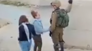 【動画】17歳パレスチナ人少女 イスラエル兵を平手打ちで逮捕