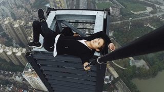 【失敗悲報】中国人パフォーマー62階建てのビルから落ちる瞬間 ⇒GIFと動画