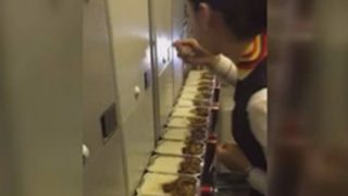 【炎上】中国の美人スチュワーデスが乗客の機内食15個を一気食いｗｗｗｗｗｗｗ
